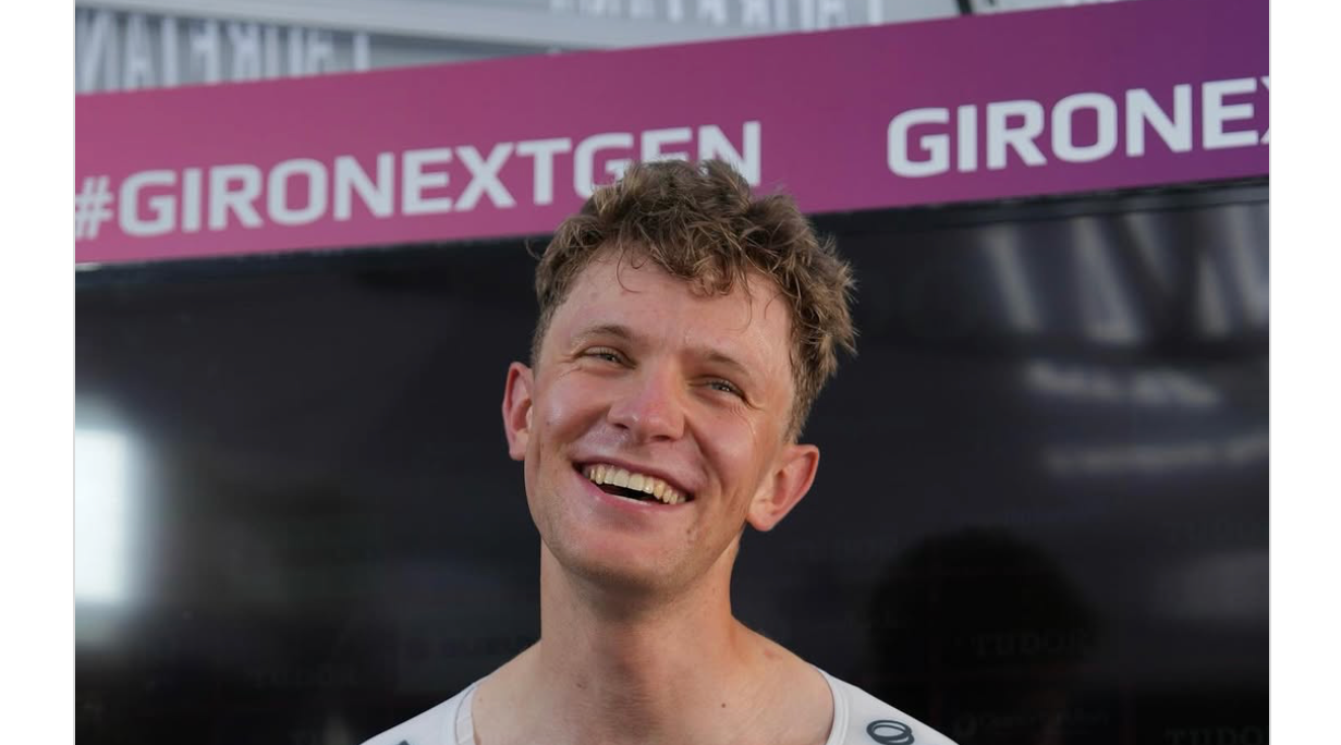 Slovenský cyklista žiari na Gire U23: Schwarzbacher ovládol úvodnú etapu a získal ružový dres